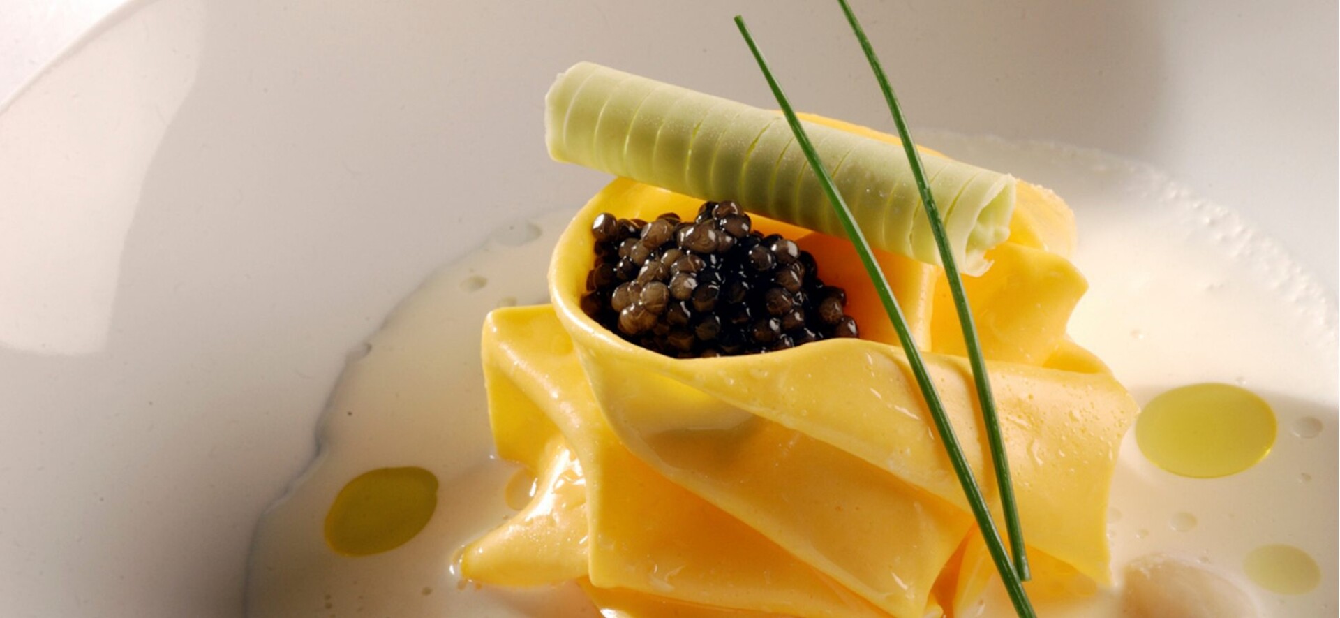 /uploads/image/399485645_huevo-con-caviar-sobre-pure-de-coliflor-y-mantequilla-de-cebollino-1-akelarre_lg.jpg